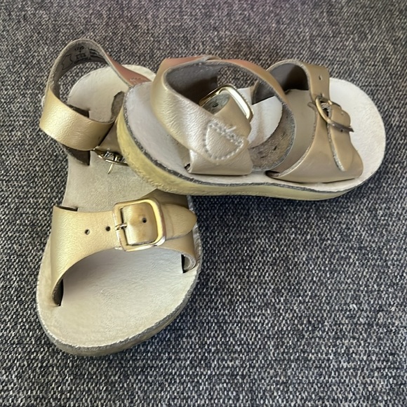 Salt water sandals gold size 7 - Picture 2 of 3